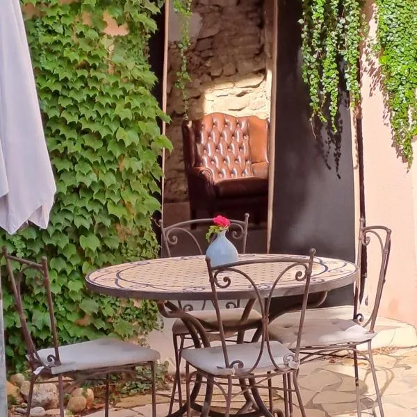 La maisonnette avec SPA, PISCINE et CLIMATISATION, hotel in Sainte-Valière