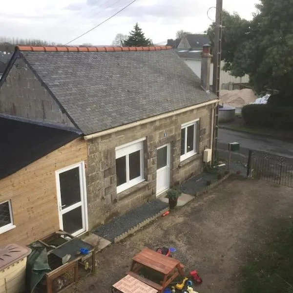 Detached cottage on the edge of town, Hotel in Plumeliau Bieuzy