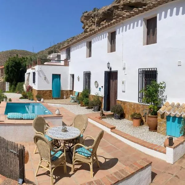 A tranquil mountain escape, casa particular, exclusive accommodation, private pool and terraces, hotel in El Llano de los Olleres