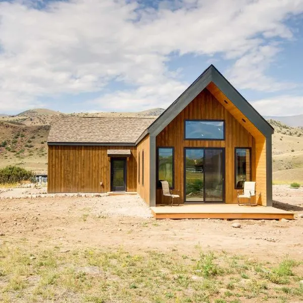 Yellowstone Prairie Retreat 360 Mountain Views!, hotel in Emigrant