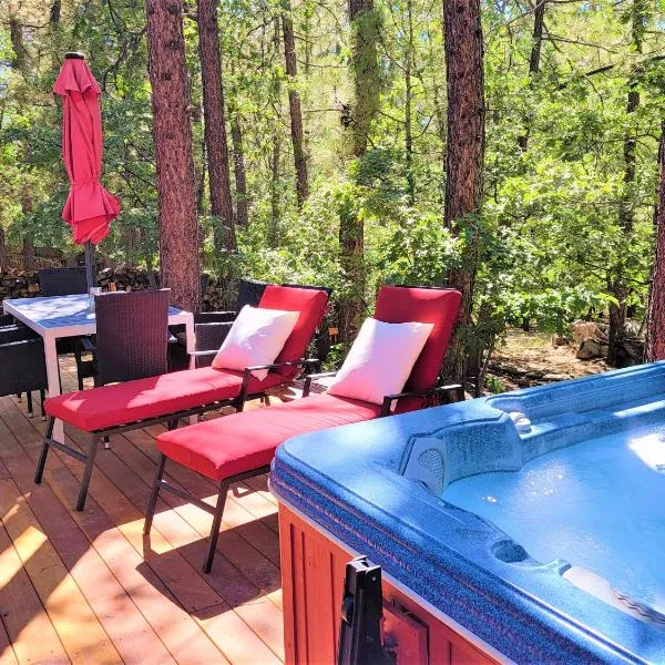 Four Seasons Getaway-Private Hot Spa with Pine Tree Views-Walk to Village and Pineknot Trailhead-Plus King Bed!, hotel in Big Bear Lake