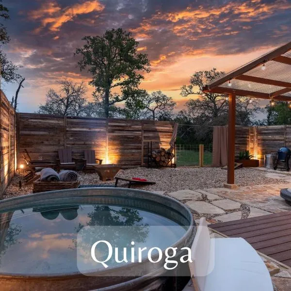 Romantic Tiny Luxury Retreat w sauna, heated pool n outdoor shower in Wimberley 10 acres, hotel v destinaci Wimberley