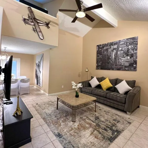 Centrally located Houston Retreat! Sleeps 8, 10 Min to Downtown, Free Parking, hotel v destinaci Houston