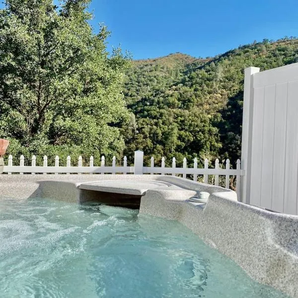 Eagle Nest River Views Hot Tub Games Sleeps 6, hotel en Ahwahnee