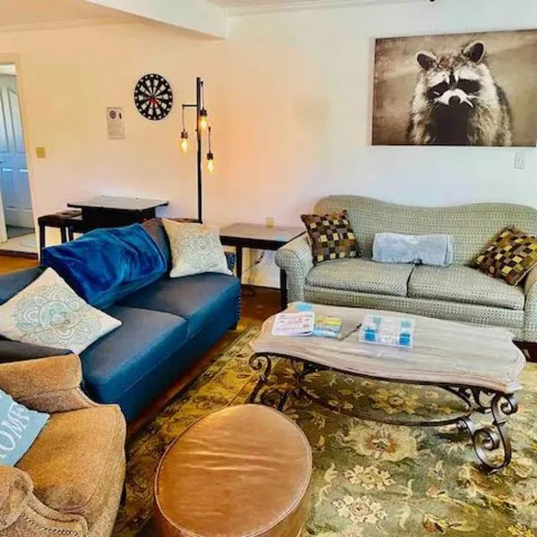 Raccoon Hideout Hot Tub BBQ Arcade Darts, hotel in Oakhurst