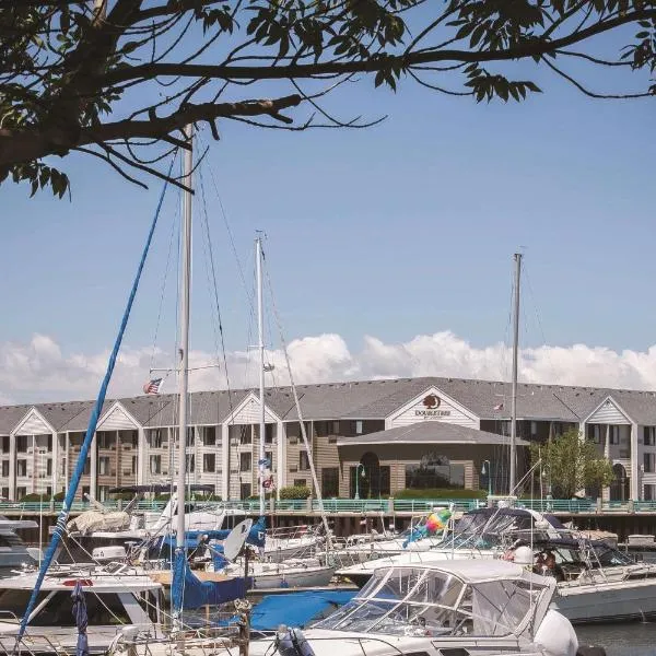 DoubleTree by Hilton Racine Harbourwalk, hotel in Racine