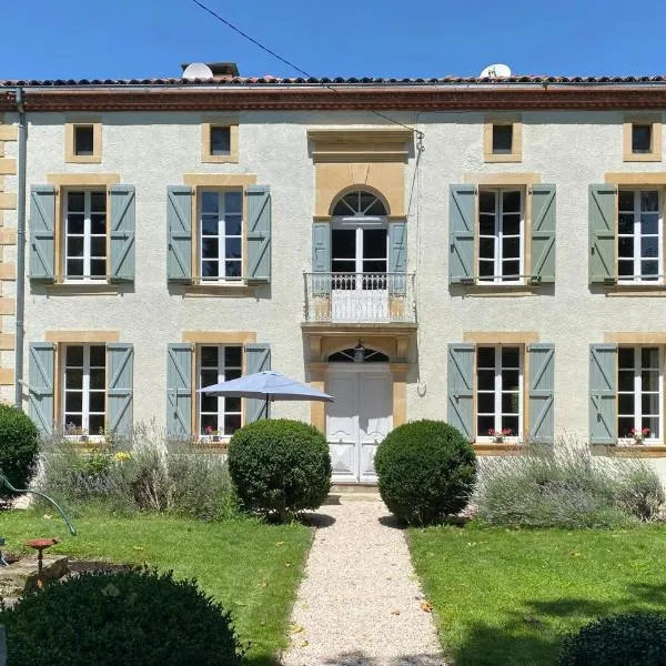 Le Manoir aux Volets Verts with Hot Tub, hotel v destinaci Salerm