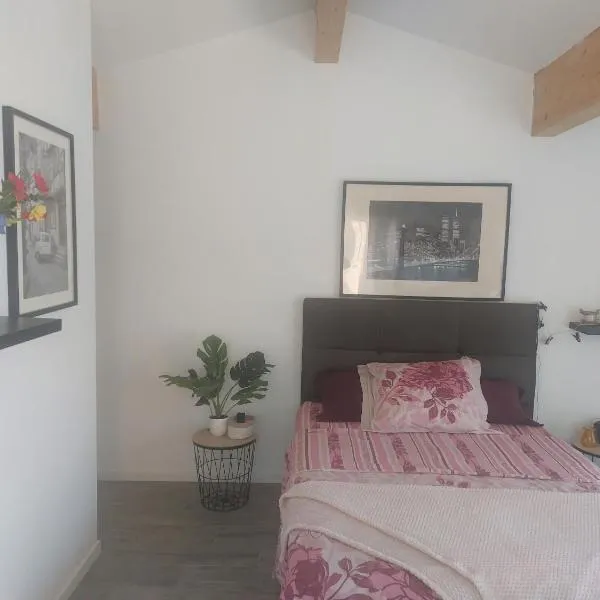 Chambre climatisée à 20 minutes de bordeaux, hotel in Marcamps