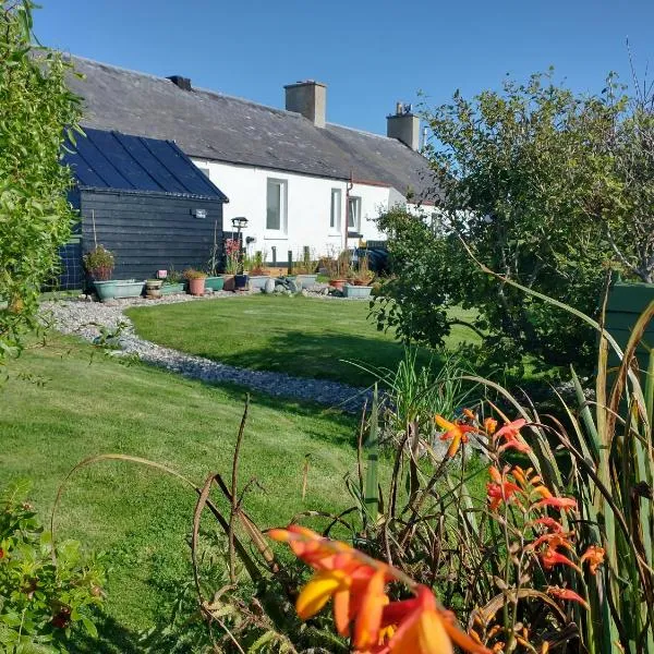 Snowberry Cottage, hotel in Port of Ness