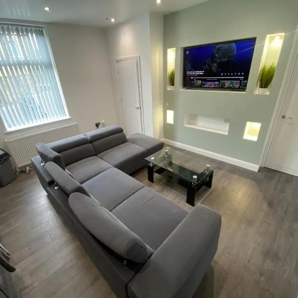 Luxury 3-Bed House-Jaquzzi Bath-Private Parking-Sleeps 13- 2 Min M62, hotel v destinaci Elland