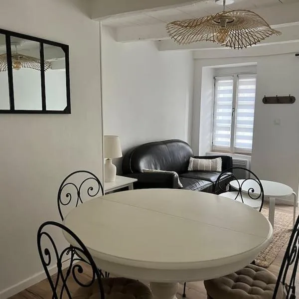 Maison cosy 4 Personnes, hotel v destinaci Tinténiac