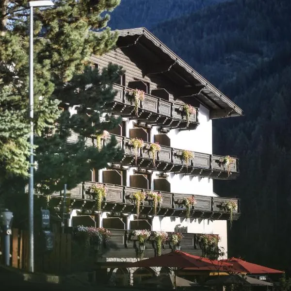 Berghotel Basur - Das Schihotel am Arlberg、Grinsのホテル