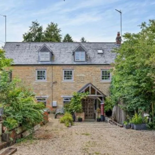 Luxury Country Cottage With A View، فندق في Enstone