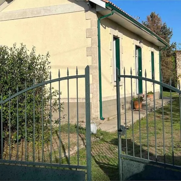Villa coutrillonne près St Emilion [clim salon], hotel v destinaci Coutras