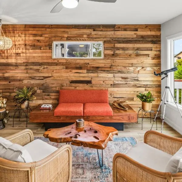 Mile to Beach! Private, Family & Pet Friendly Oasis! Pool Table & Hot tub!, hôtel à Oceanside