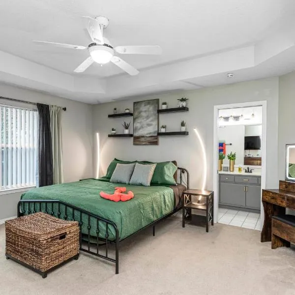 Breeze - Family Retreat with Waterfront Access & Game Room, hotel v destinaci Navarre