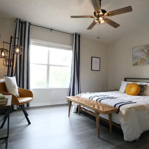 Renovated Modern Industrial Suite 2 BR Condo, hotel in Gainesville