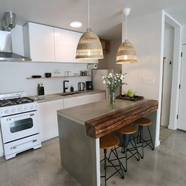 ConCrete Suite 5 Min Walk to Shands UF, hotel v destinaci Gainesville