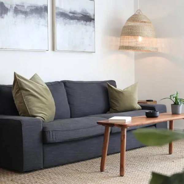 The Concrete Suite - Walk to Shands & UF , Pool, hotel a Gainesville