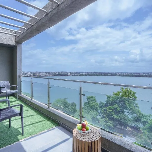 Grey Stone - Lakefront PentHouse Family Rooms, hotel v destinaci Kolhápur