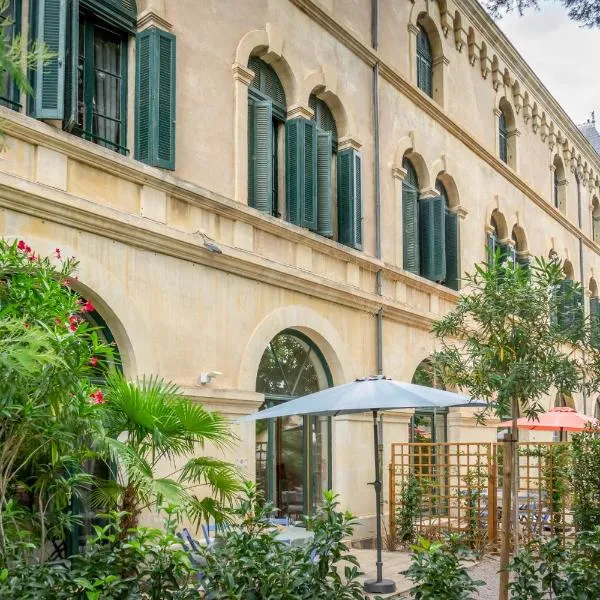 5 Family Apartments with Pool & Large Garden in Historic Pézenas Convent, Hotel in Pézenas