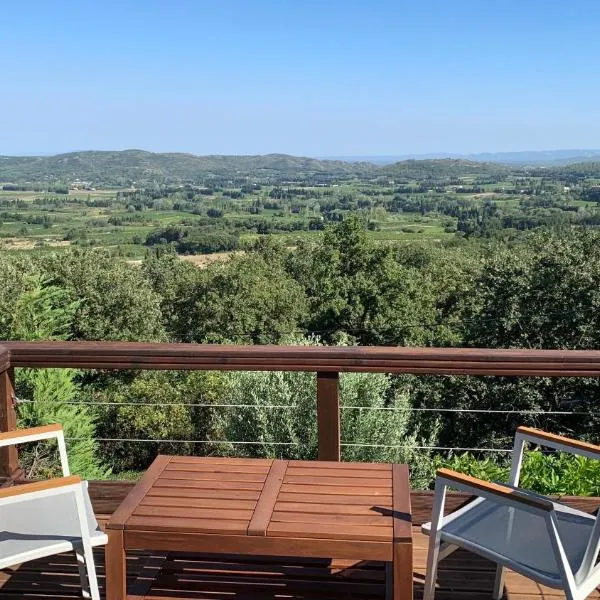 Provencal villa with stunning view & summer pool, hotel v destinácii Rochefort-du-Gard