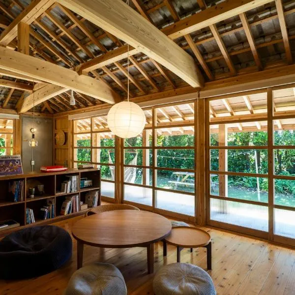 フクギに囲まれた家 さばんぎ沖縄古民家 SAVANGI Okinawan Designed Folk House, hotel v destinaci Nakijin