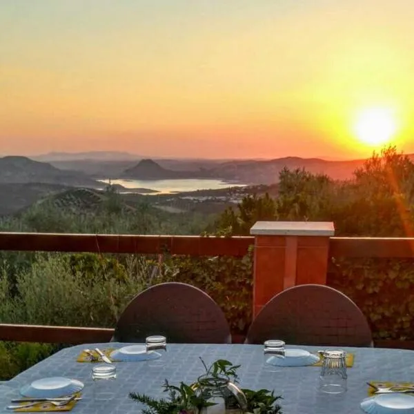 Villa Cuatro Encinas, Iznájar, hotel in Fuentes de Cesna