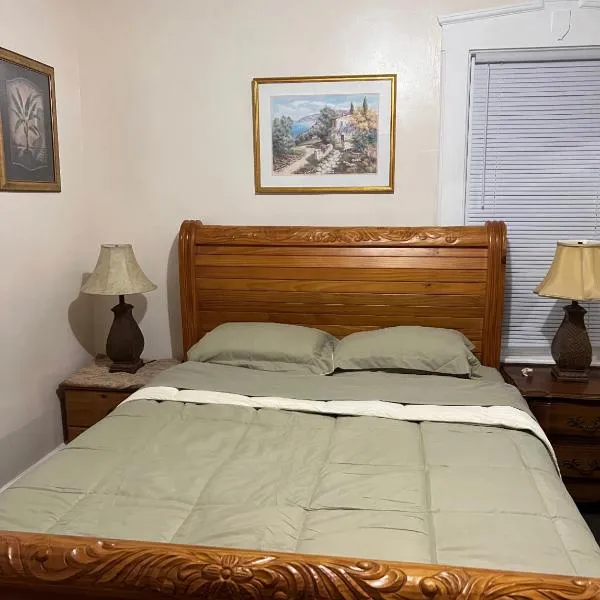 Victorian Palace-Pecan Room, hotel v destinaci East Orange