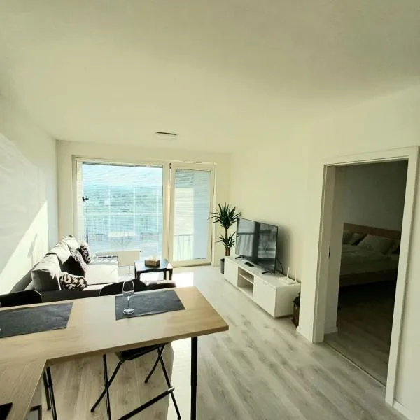 New air-conditioned apartment 5 minutes by walk from the airport with free garage parking, hotel v destinaci Bratislava