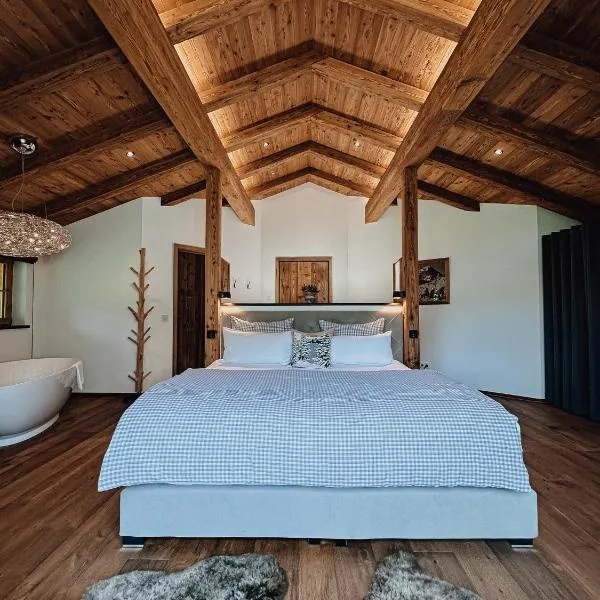 Chalet Alpin mit privatem Whirlpool und Sauna, hotel in Bayrischzell