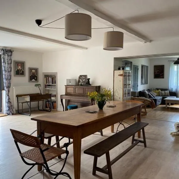 Maison sur cour et véranda, hotel di Courzieu