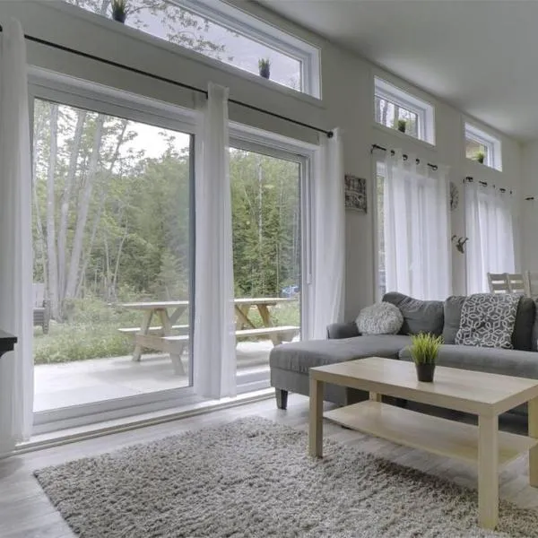 Chalet L'Écureuil (waterfront, modern, spa, BBQ), hotel v destinaci Chertsey