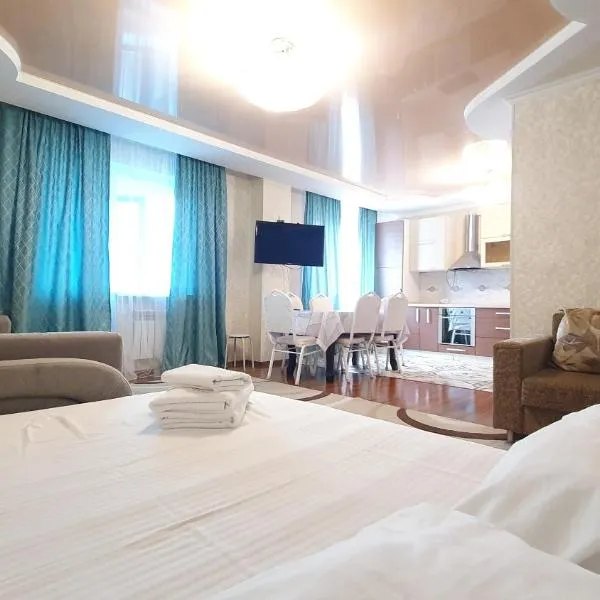 3-х возле Байтерека для компании 1-8 человек с 3-мя кроватями и большим раскладным диваном, khách sạn ở Astana