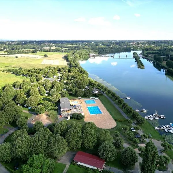 Camping De Thoissey ***, hotel v destinaci Thoissey