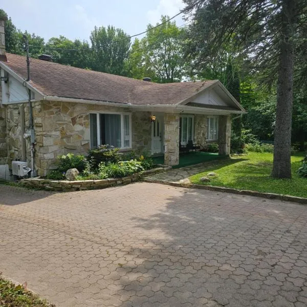 Residence Orleans (inground pool), hotel in St-Pierre-de-l'Île-d'Orléans