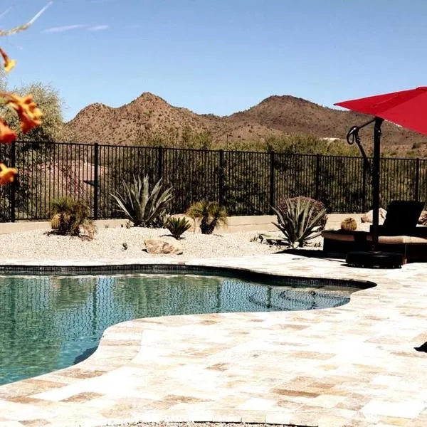 Phoenix Home with heated pool, desert views & hot tub, hotel en New River