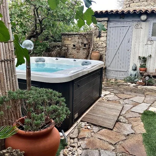 Grand et joli studio tout équipé avec jardin et Jacuzzi, hotel em Cuers