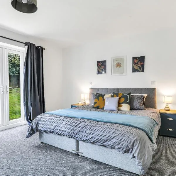 Comfortable 3-Bed Dormer Bungalow Family & Business Friendly, hotel in Thringstone