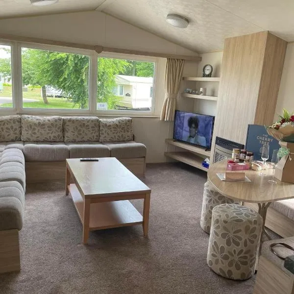6 berth caravan Cherry tree holiday park Great yarmouth, hotel in Belton