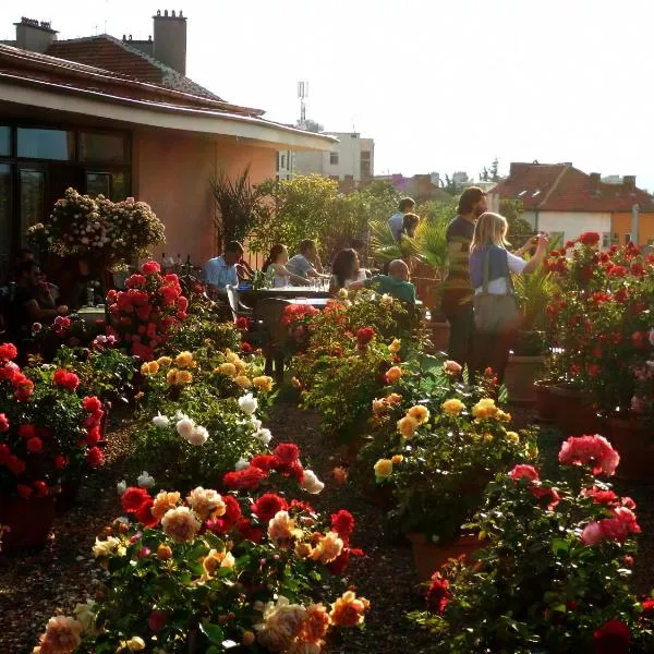 Семеен Хотел РОЗА, hotel in Koprinka