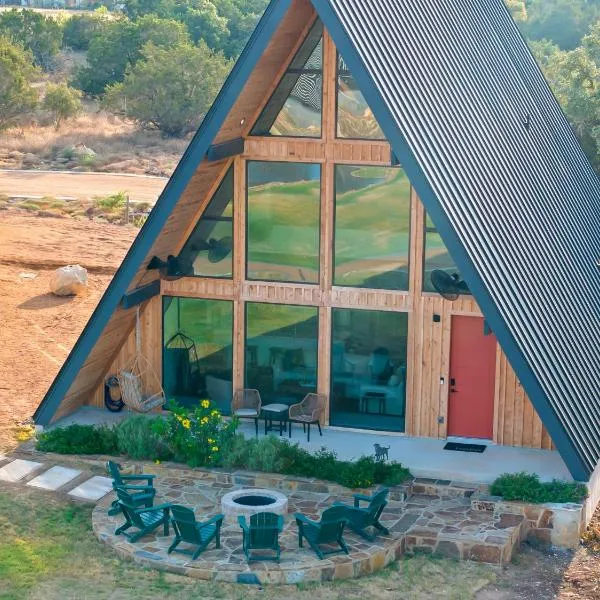 Gruene Lake Haus - Modern A-Frame with Fire Pit, hotel in Third Crossing