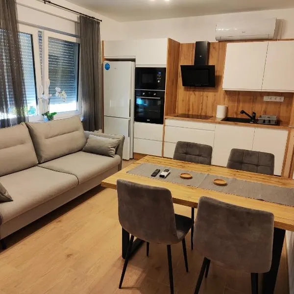 SzeCu Apartmanház – hotel w mieście Paks