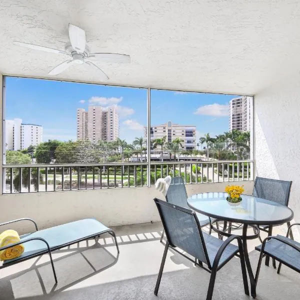 Breezy condo with deluxe pool and private beach access, hotel in Marco Island