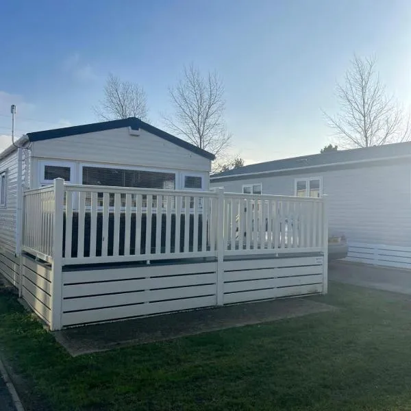 Lovely 2-Bed Cabin in Birchington、バーチントンのホテル