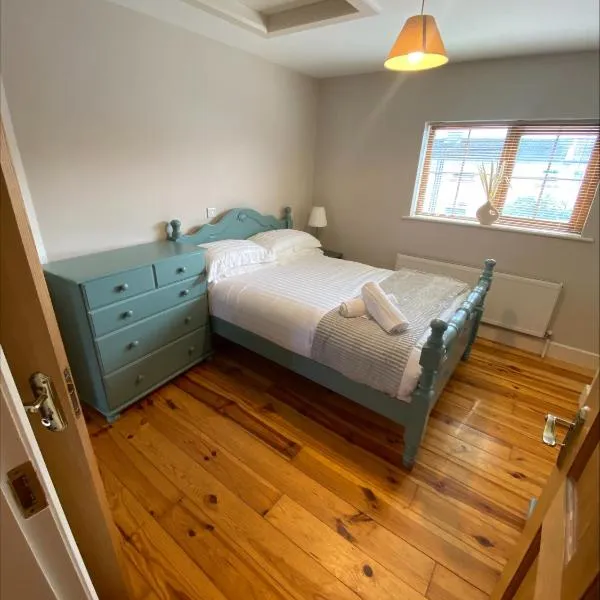 Cosy 4 Bedroom Galway House with Rear Garden Patio, ξενοδοχείο στο Γκάλγουεϊ