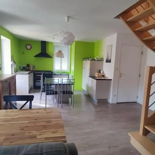 Logement avec grand balcon dans le Brionnais, hotel en Châtenay