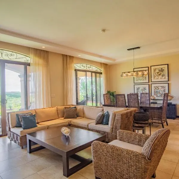 Spacious 2BR Condo with Ocean Glimpse - Jobo - Reserva Conchal Golf Resort, hôtel à Playa Conchal