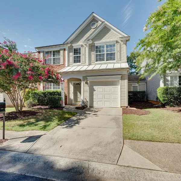 Charlotte Townhome with Deck 18 Mi to Downtown!, hotel v destinaci Charlotte