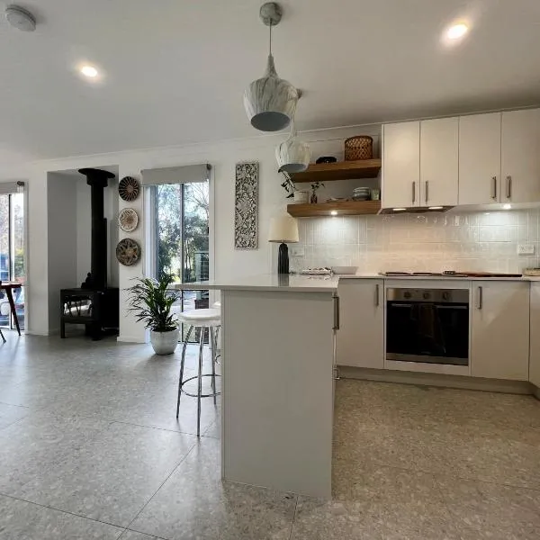 Berrara Brand New Beach House: Berrara şehrinde bir otel